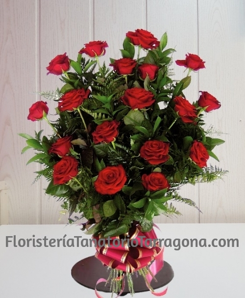 Ramo para tanatorios 18 rosas rojas especial para tanatorios de Tarragona
